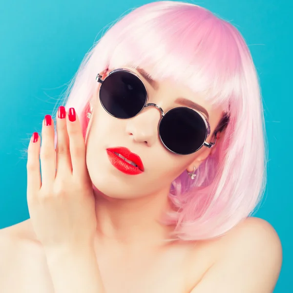 Όμορφη γυναίκα φοράει ροζ περούκα — Φωτογραφία Αρχείου
