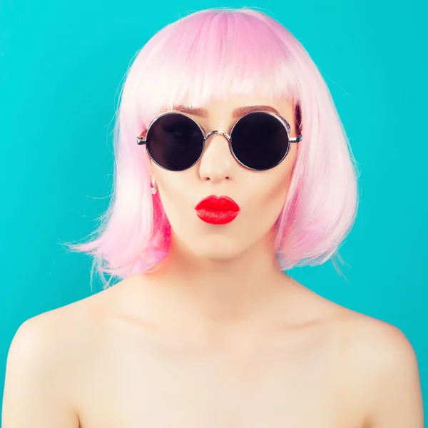 Όμορφη γυναίκα φοράει ροζ περούκα — Φωτογραφία Αρχείου