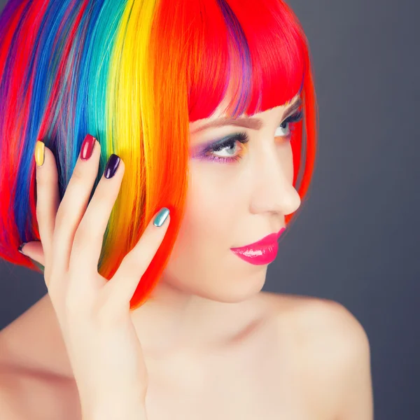 Hermosa mujer vistiendo colorido peluca — Foto de Stock