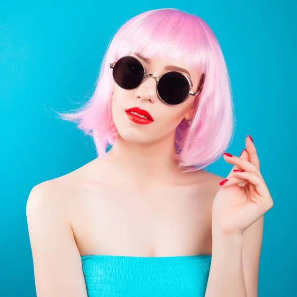 Hermosa mujer vistiendo peluca rosa —  Fotos de Stock