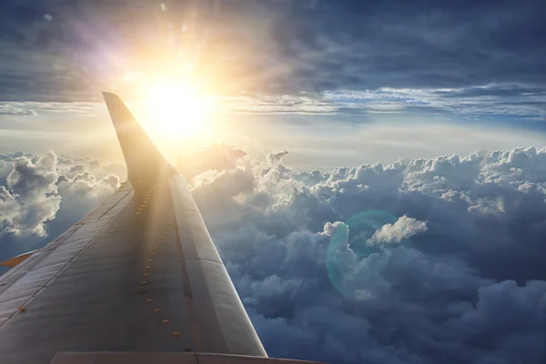 Wing of the plane on blue sky — Stock Photo, Image