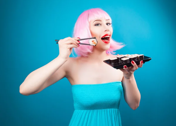 Menina bonita comer sushi — Fotografia de Stock