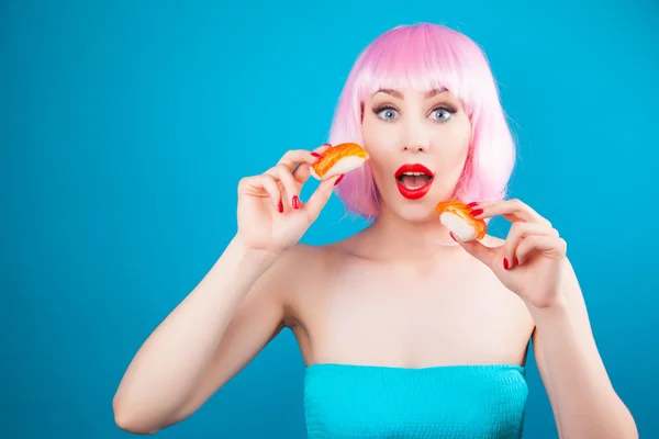 Hermosa chica comiendo sushi — Foto de Stock