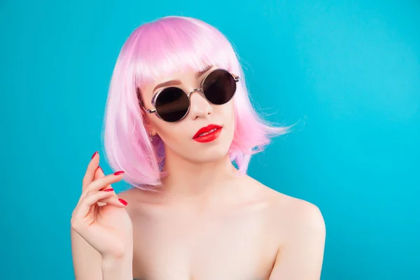 Bella donna con la parrucca rosa — Foto Stock
