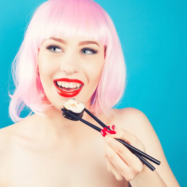 Menina bonita comer sushi — Fotografia de Stock