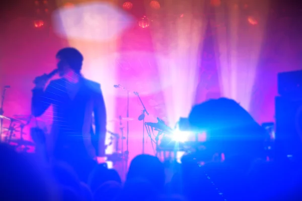 Silhouetten van mensen en muzikanten in grote concertpodium — Stockfoto