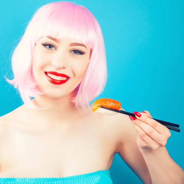 Hermosa chica comiendo sushi — Foto de Stock
