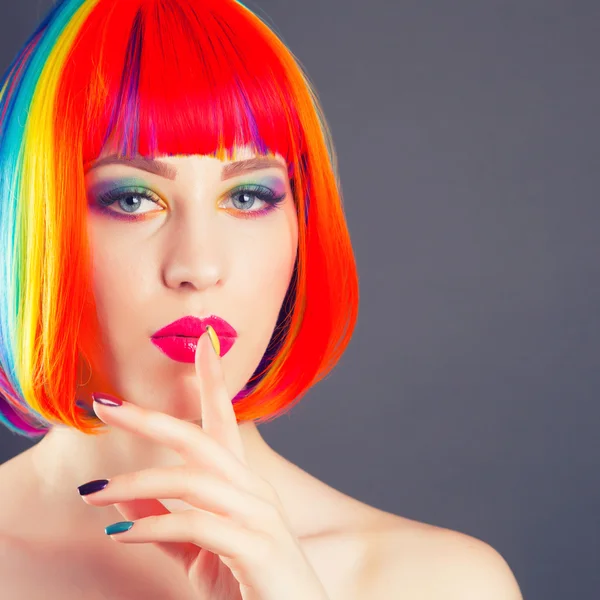 Bella donna che indossa parrucca colorata — Foto Stock