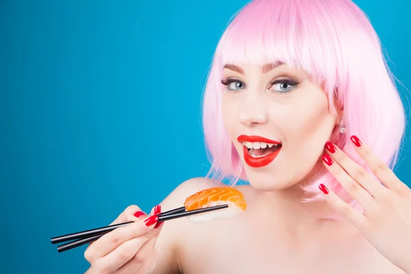 Hermosa chica comiendo sushi —  Fotos de Stock