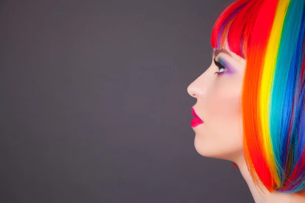 Güzel kadın giyiyor renkli peruk — Stok fotoğraf