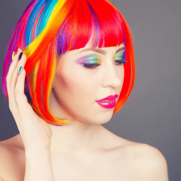 Belle femme portant une perruque colorée — Photo