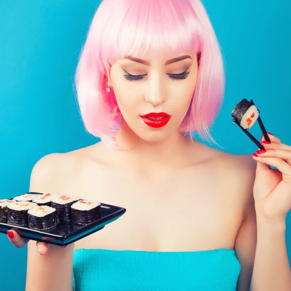 Menina bonita comer sushi — Fotografia de Stock