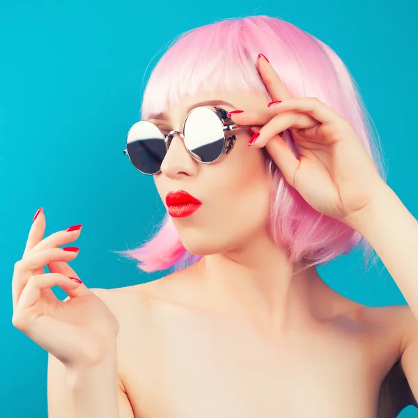 Hermosa mujer vistiendo peluca rosa —  Fotos de Stock