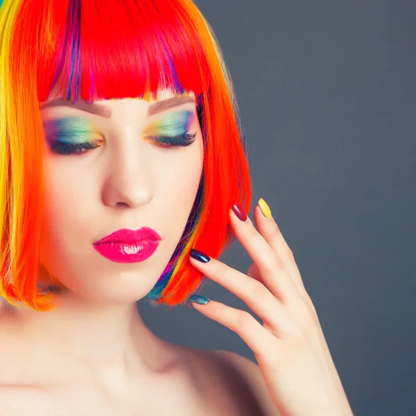 Hermosa mujer vistiendo colorido peluca —  Fotos de Stock