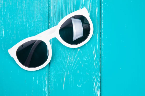 Stijlvolle witte zonnebril — Stockfoto