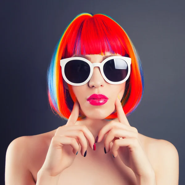 Mooie vrouw dragen kleurrijke pruik — Stockfoto