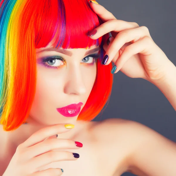 Hermosa mujer vistiendo colorido peluca — Foto de Stock