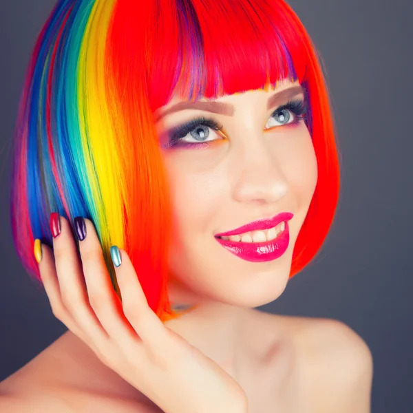 Güzel kadın giyiyor renkli peruk — Stok fotoğraf
