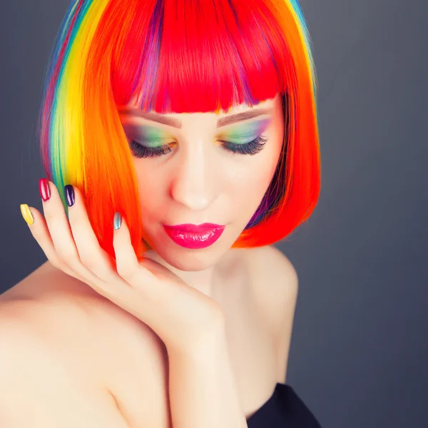 Hermosa mujer vistiendo colorido peluca — Foto de Stock