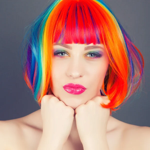 Όμορφη γυναίκα φοράει περούκα πολύχρωμη — Φωτογραφία Αρχείου