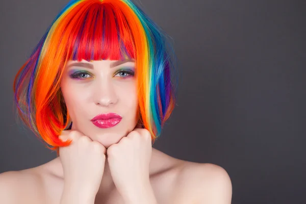 Hermosa mujer vistiendo colorido peluca —  Fotos de Stock