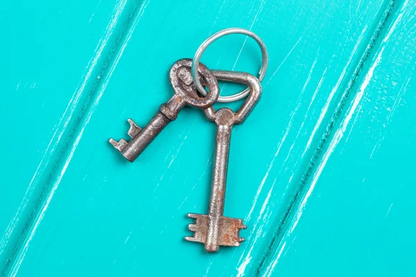 Vecchie chiavi su sfondo — Foto Stock