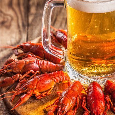 Bira ile haşlanmış kırmızı crayfishes