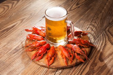 Bira ile haşlanmış kırmızı crayfishes