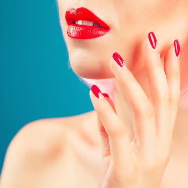 Kırmızı dudaklı ve tırnaklı kadın.