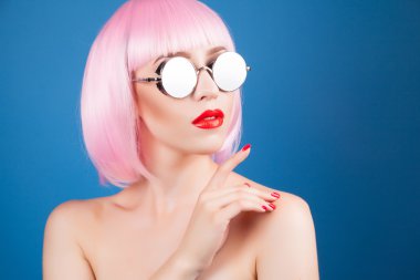 peruk ve güneş gözlüğü giyen güzel kadın