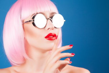 peruk ve güneş gözlüğü giyen güzel kadın