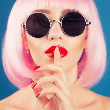 peruk ve güneş gözlüğü giyen güzel kadın