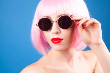 güzel kadın giyiyor renkli peruk