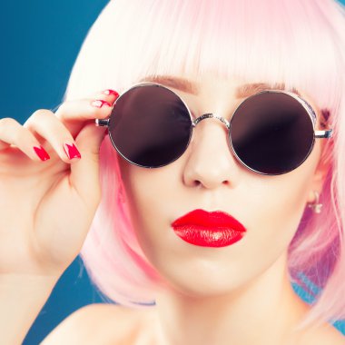 güzel kadın giyiyor renkli peruk