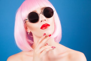 güzel kadın giyiyor renkli peruk