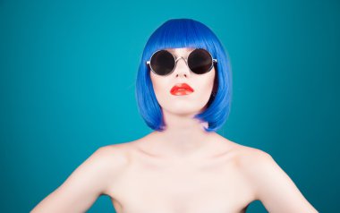 güzel kadın giyiyor renkli peruk