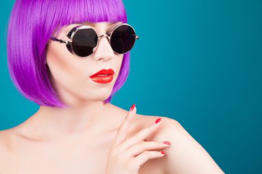 güzel kadın giyiyor renkli peruk