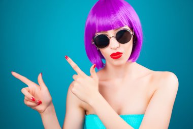 güzel kadın giyiyor renkli peruk