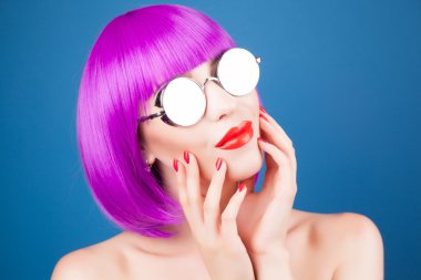 güzel kadın giyiyor renkli peruk