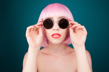 güzel kadın giyiyor renkli peruk