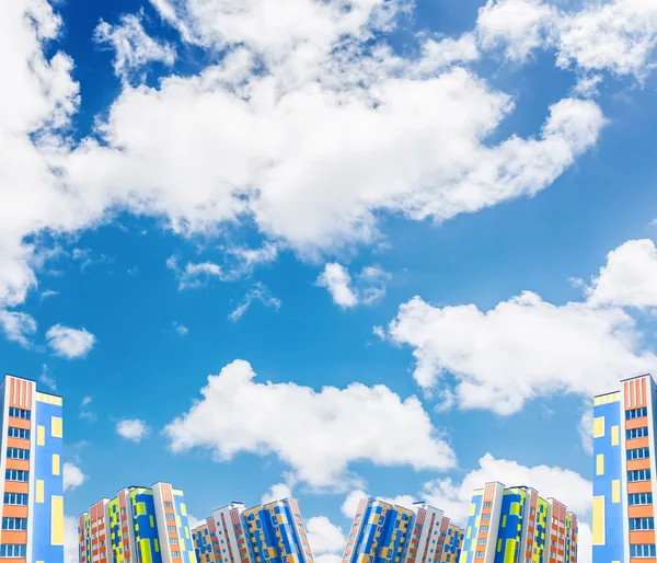 Цветные здания с голубым небом — стоковое фото