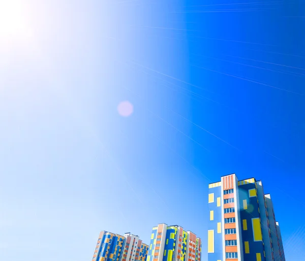 Edifícios de cor com um céu azul — Fotografia de Stock