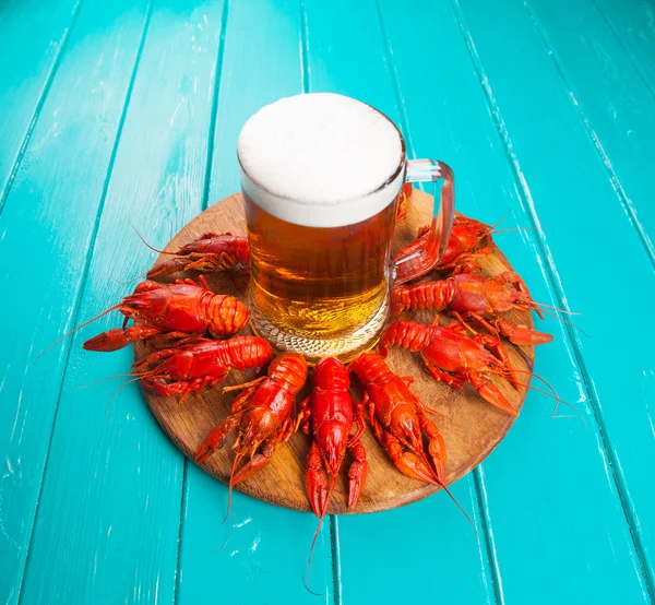 맥주와 삶은 레드 crayfishes — 스톡 사진