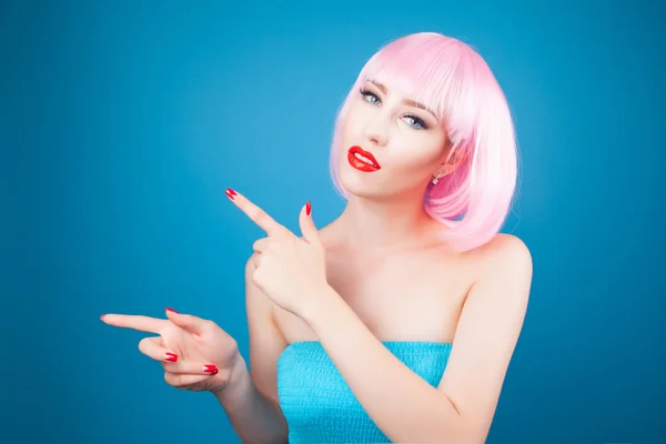 Vacker kvinna i rött läppstift och nagellack — Stockfoto