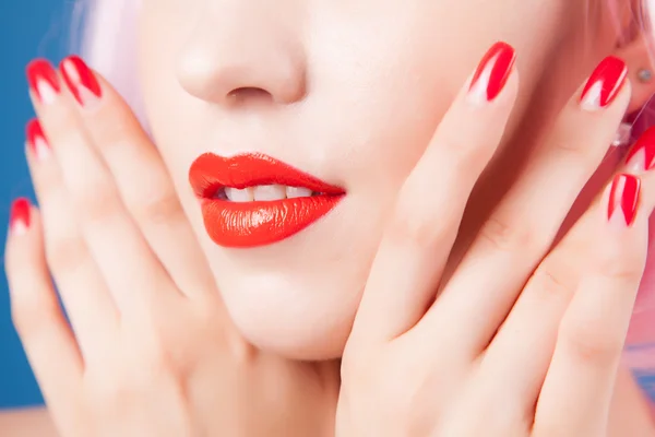 Donna con labbra rosse e unghie — Foto Stock
