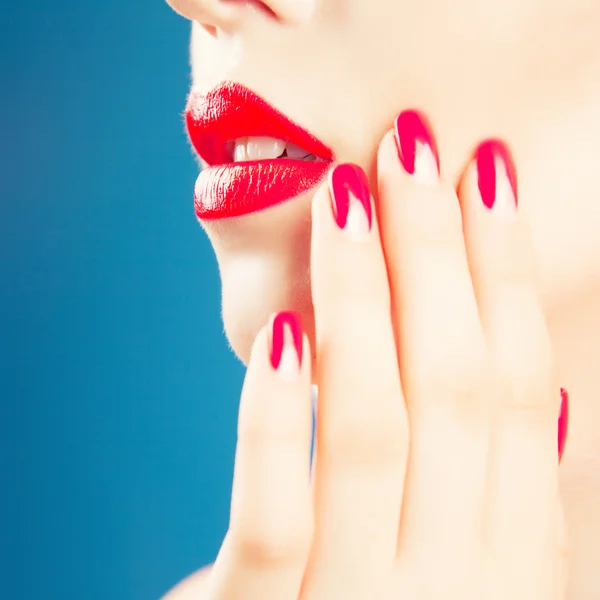 Mujer con labios rojos y uñas — Foto de Stock