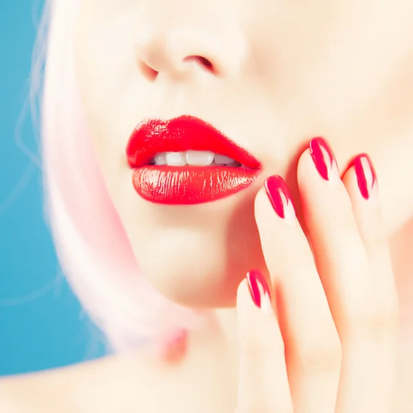 Mujer con labios rojos y uñas — Foto de Stock