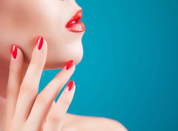 Mujer con labios rojos y uñas —  Fotos de Stock
