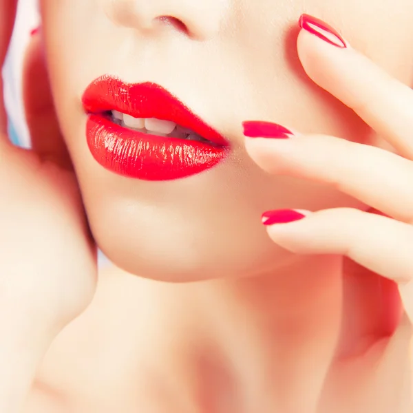 Mujer con labios rojos y uñas —  Fotos de Stock