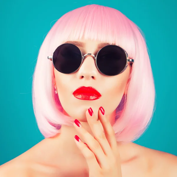 Hermosa mujer usando peluca y gafas de sol —  Fotos de Stock